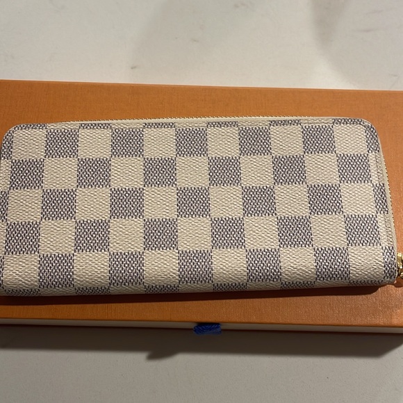 LV Zippy Wallet (light pink interior) - Picture 3 of 12